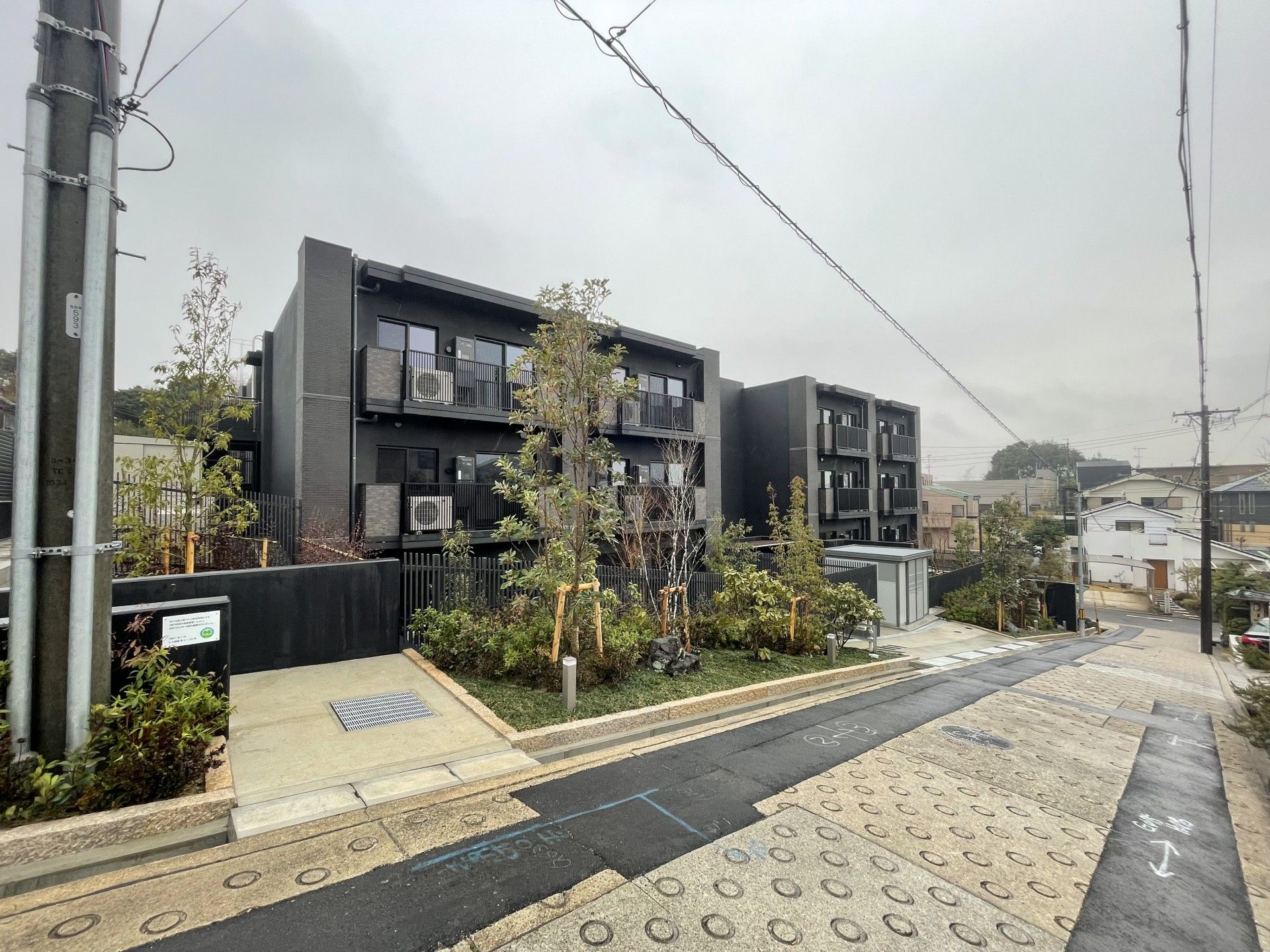 緑に囲まれた建物の外観