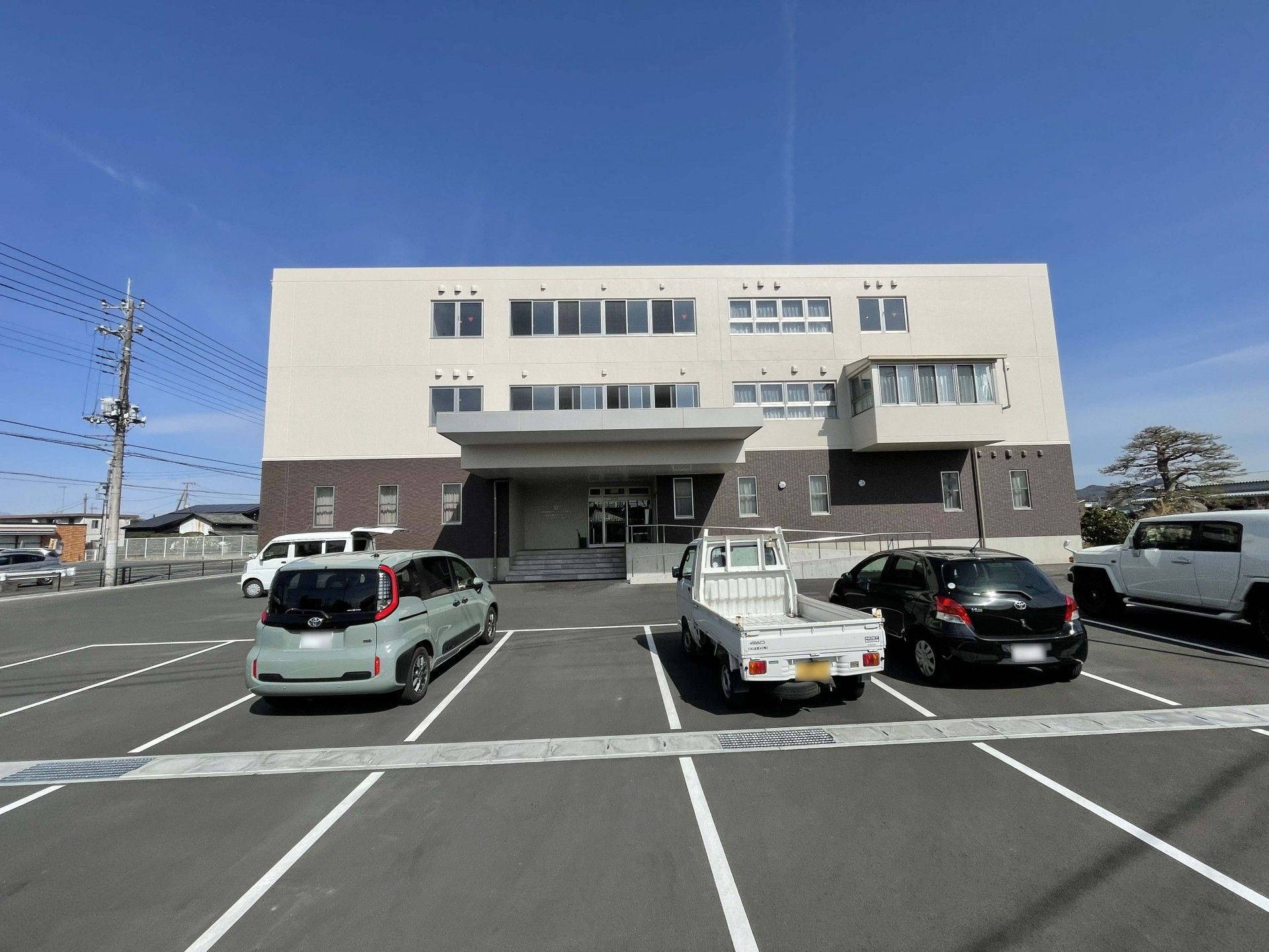 広々とした駐車場の建物