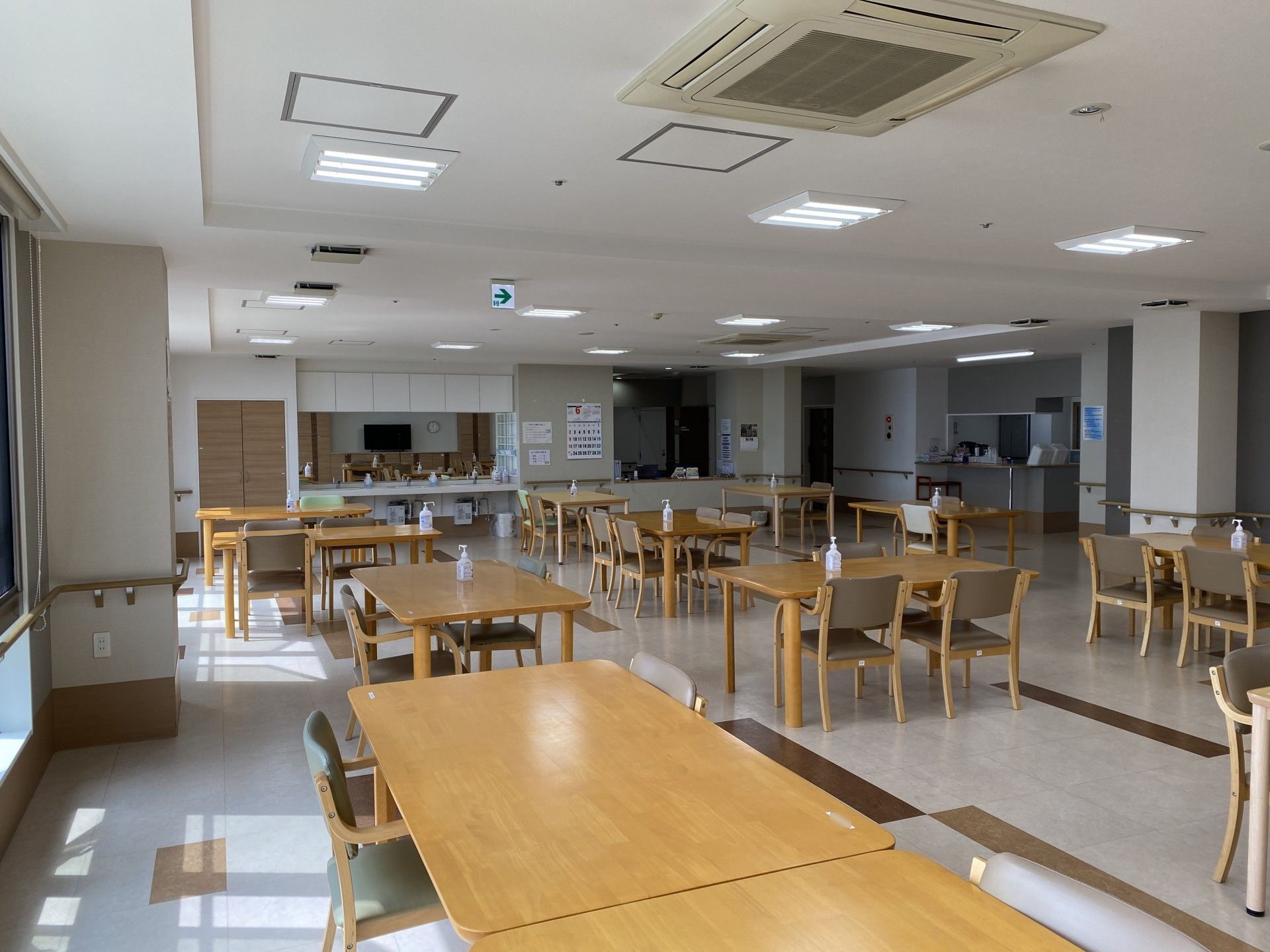 明るく広々とした食堂空間