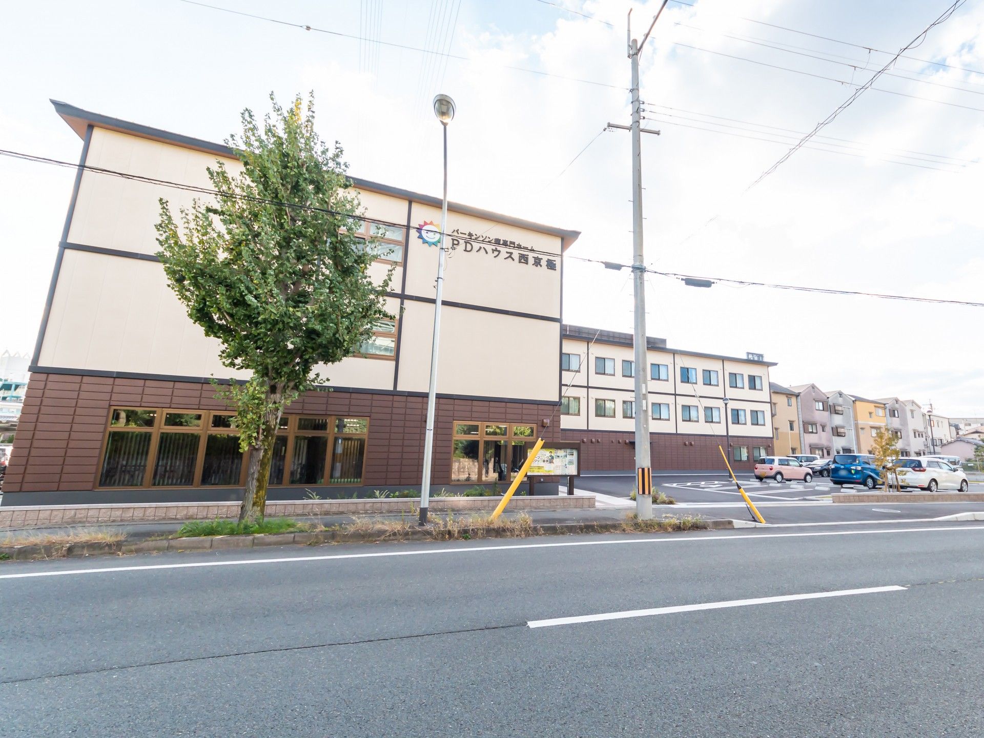 ゆったりとした外観の建物