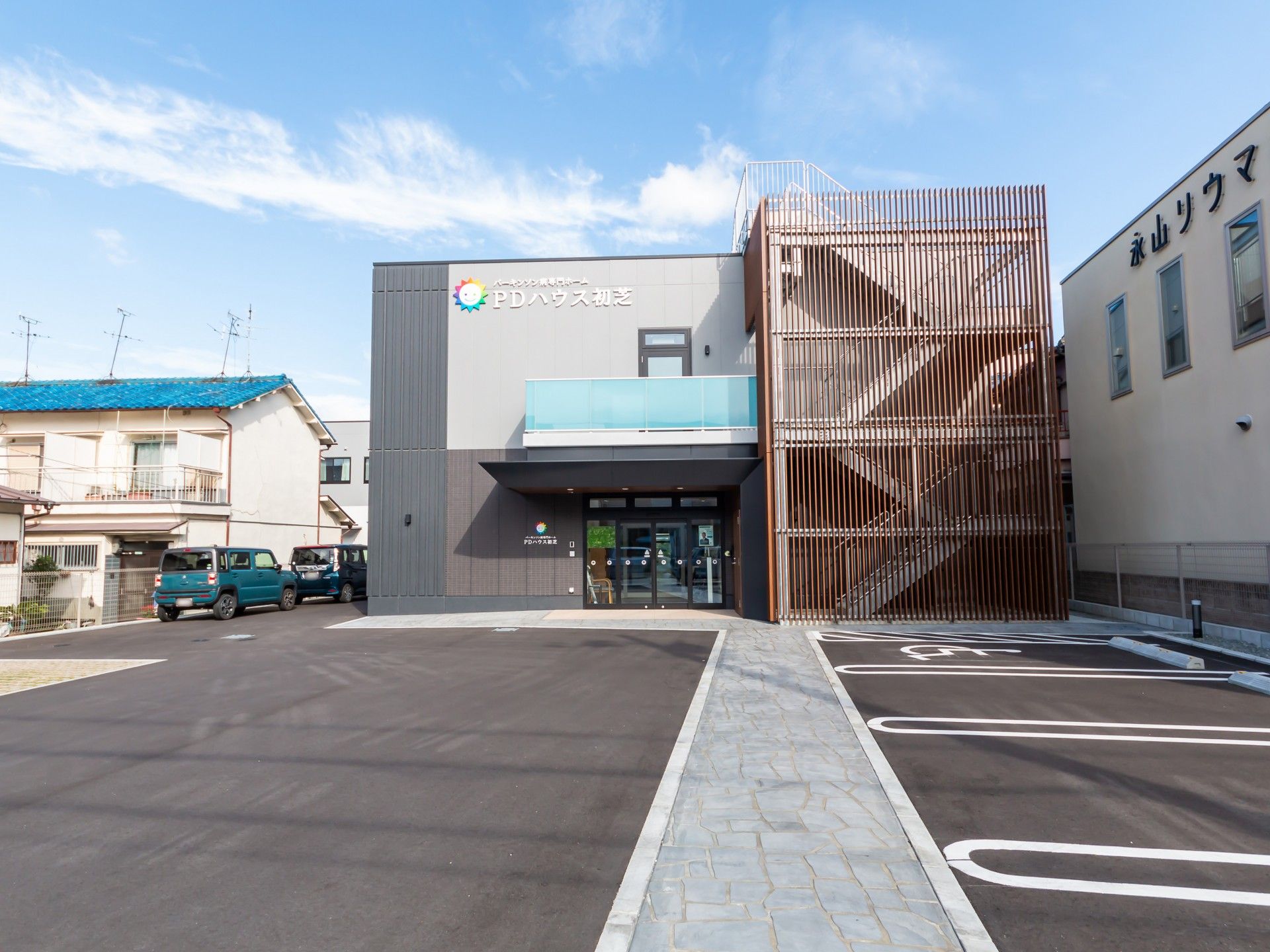 新しい建物のエントランス