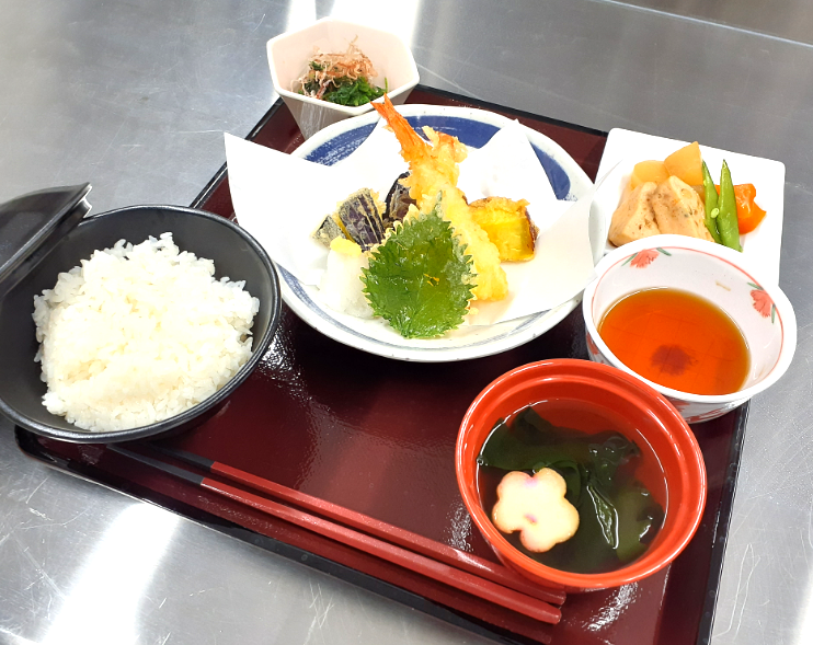 和食の彩り豊かな食事膳