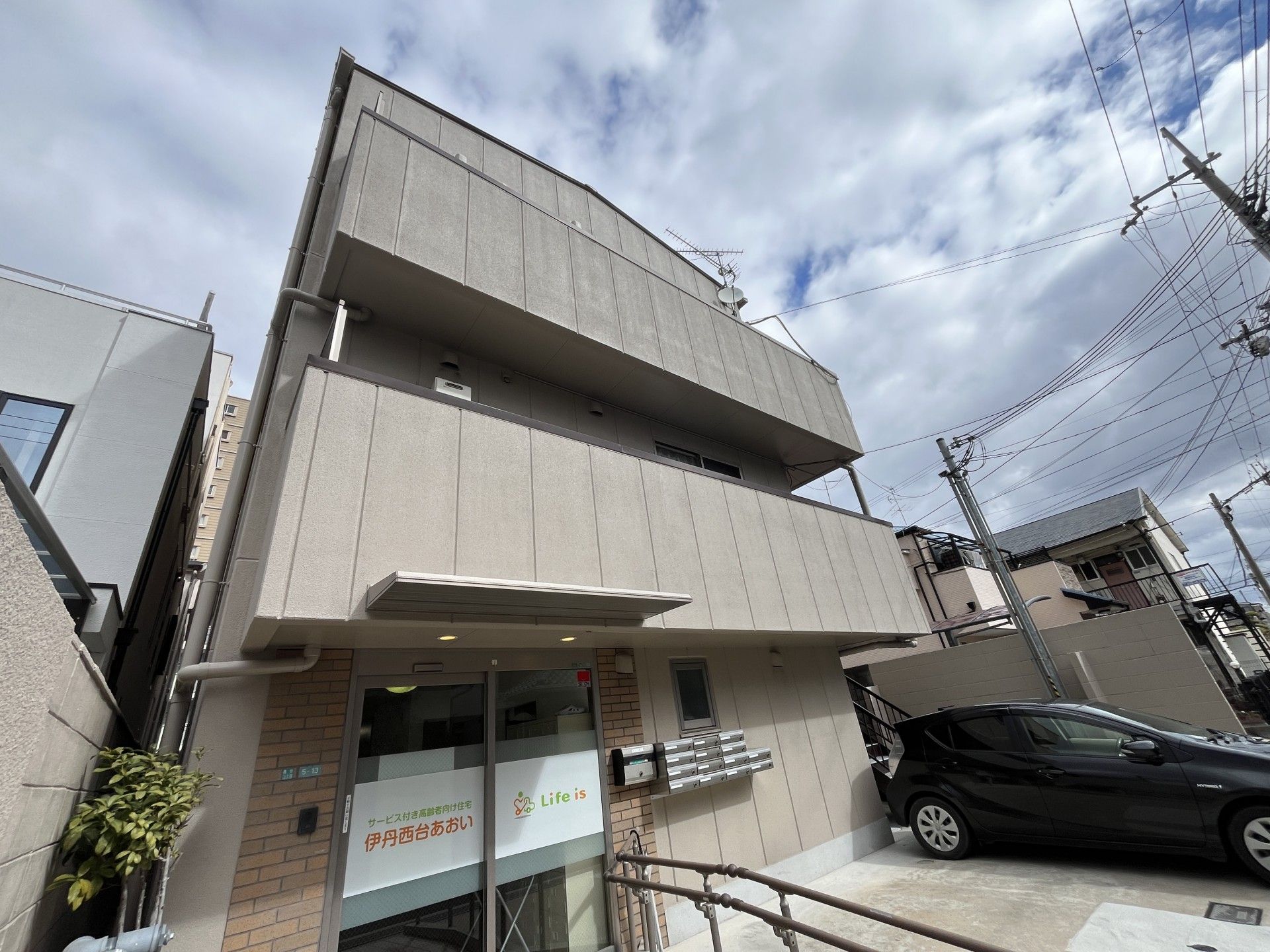 都会の明るい建物入口