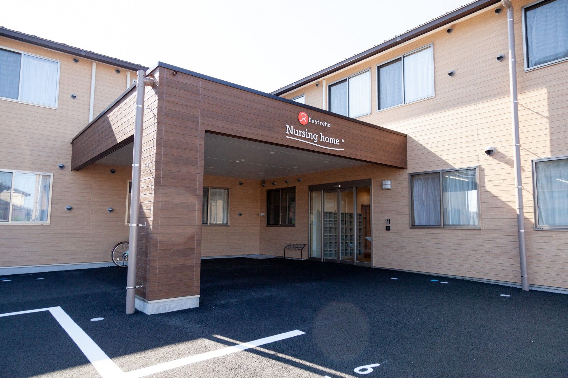 明るいエントランスの施設