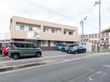 駐車場のある建物外観