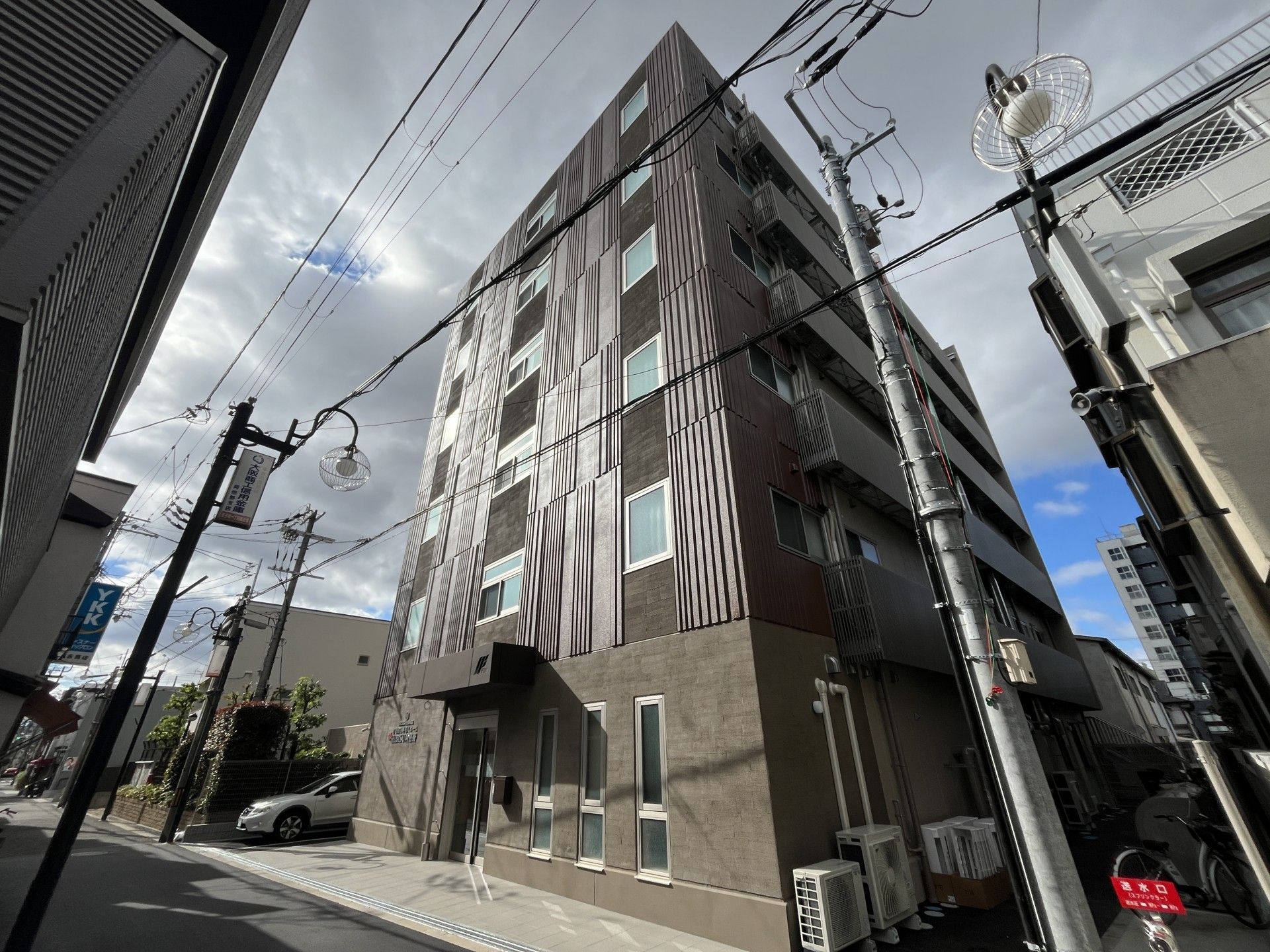 都会の建物外観