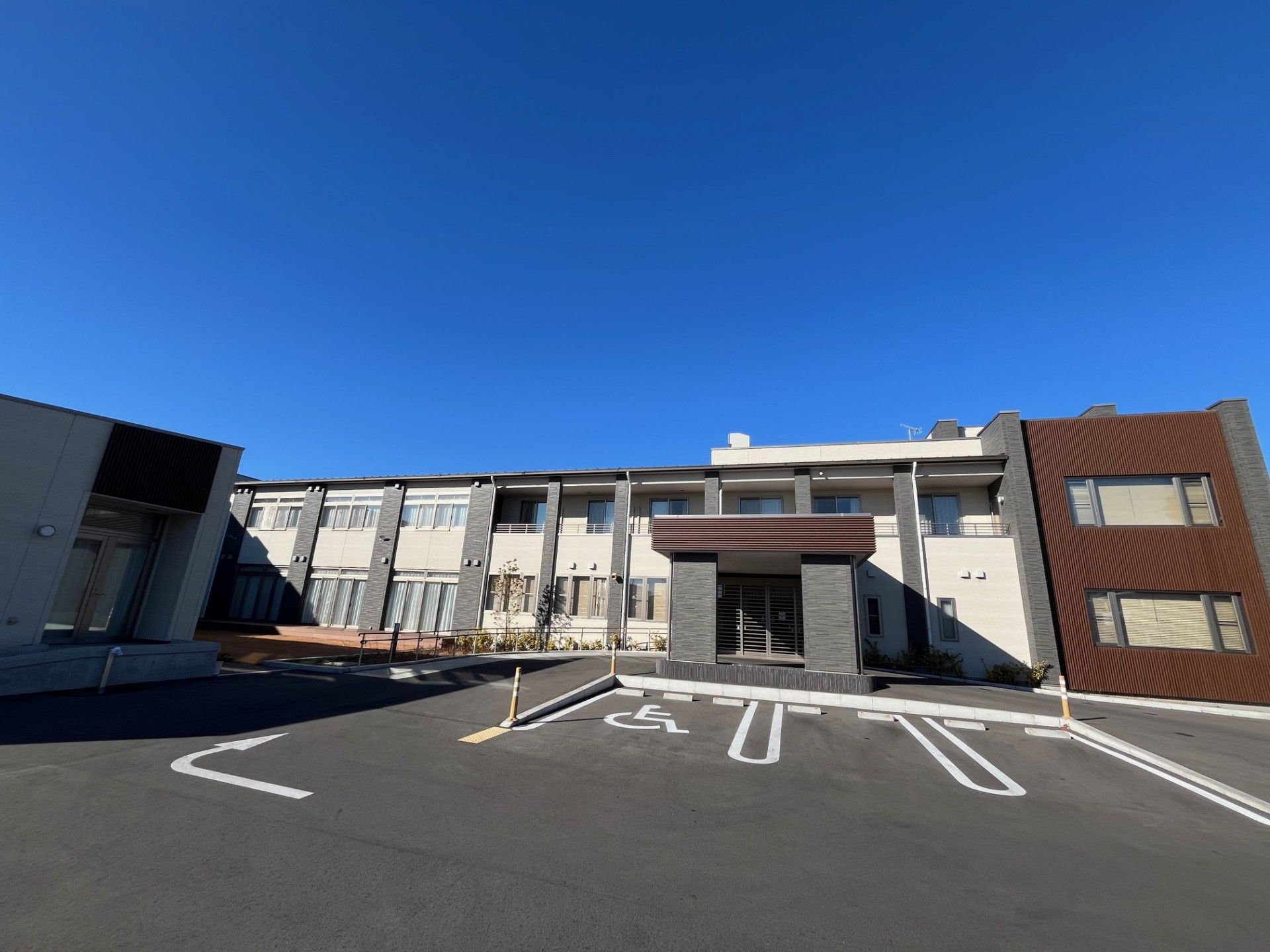 広い駐車場のある建物