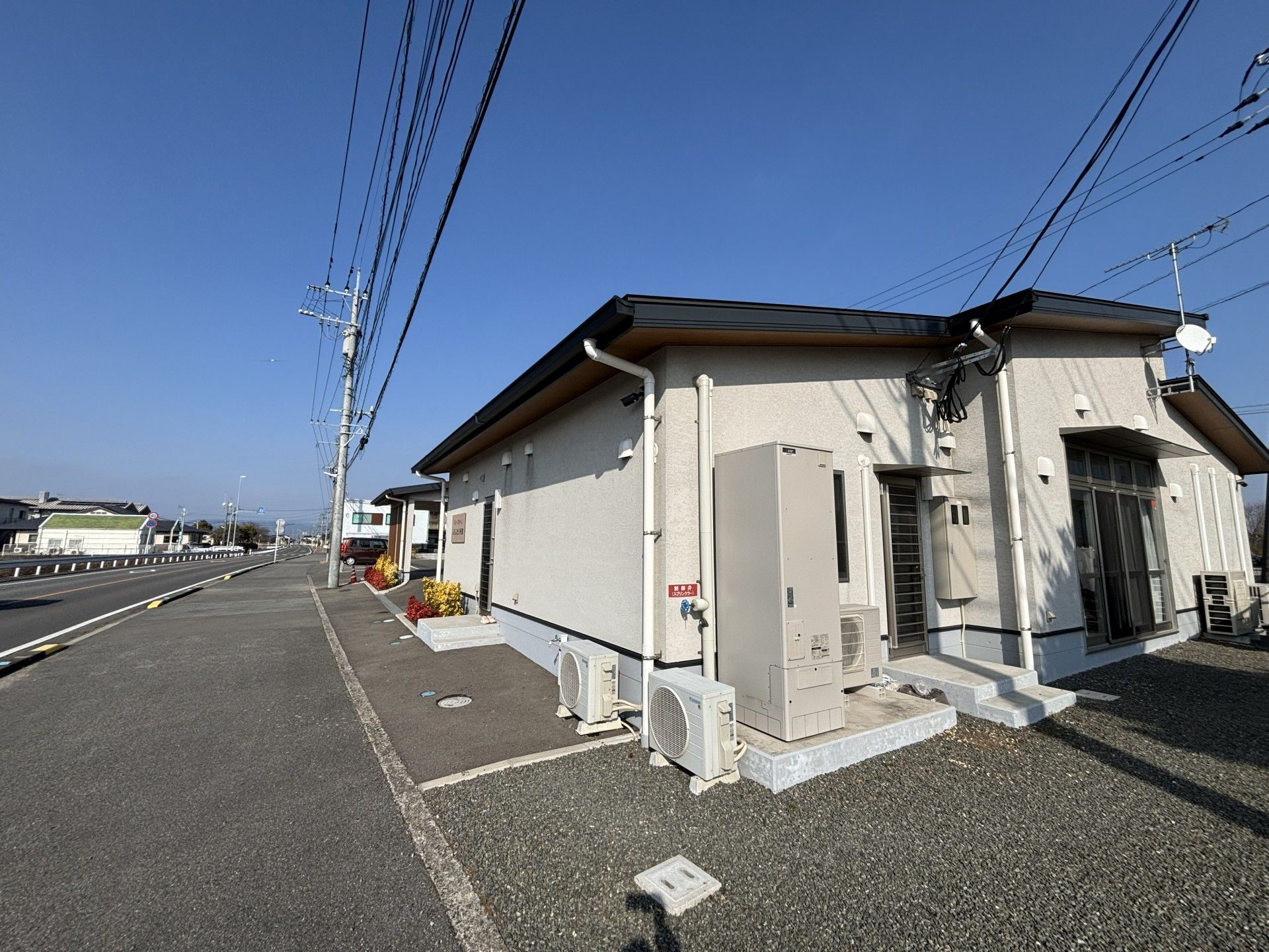 道路沿いの建物外観