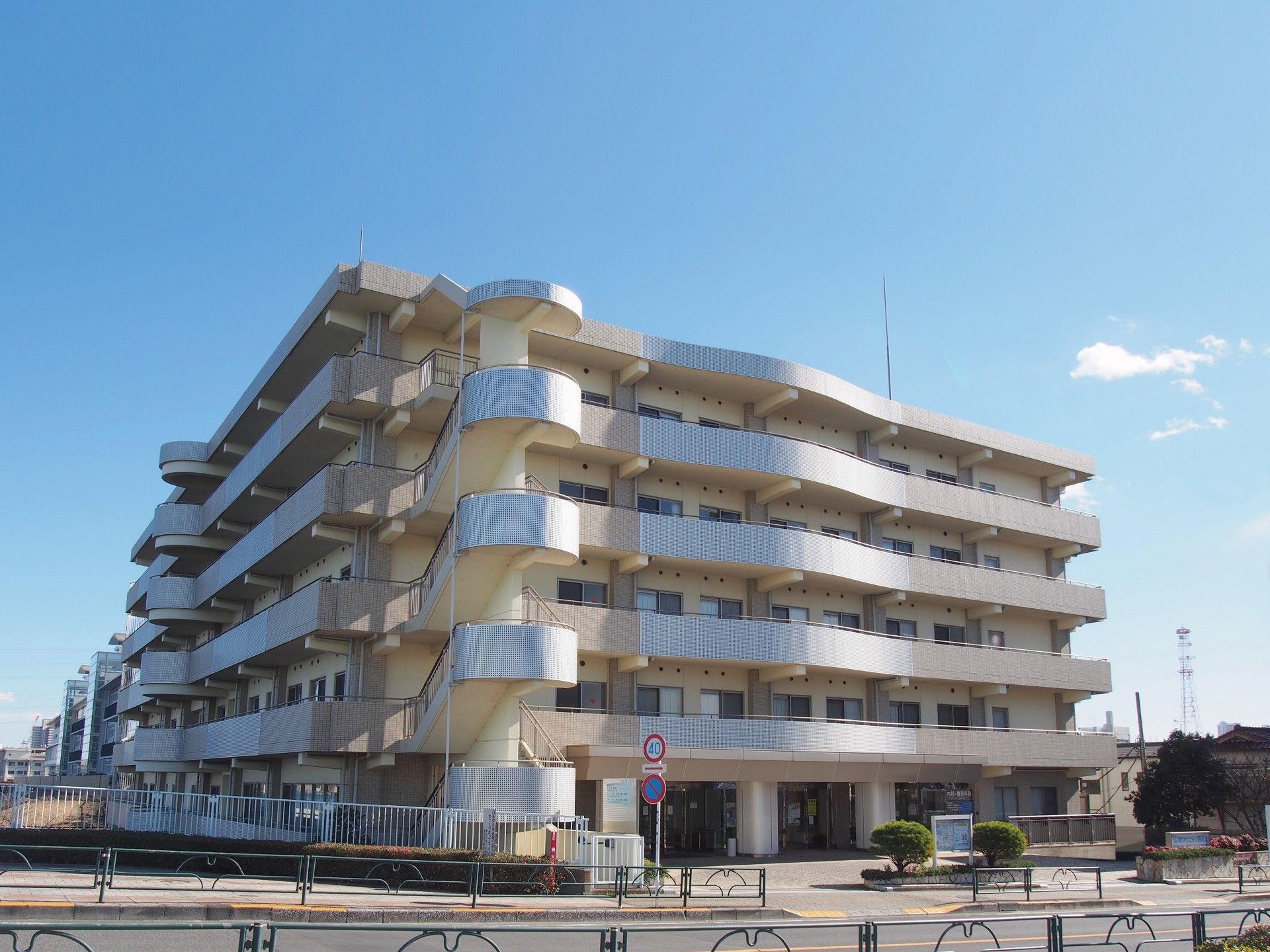 施設は6階建ての大きな建物で白を基調とした外観は清潔感がある。各階にはベランダがあり外階段も設置されている。