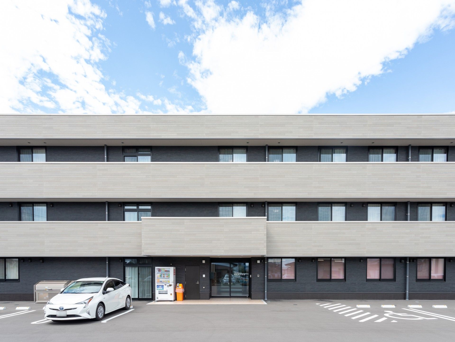 モダンな建物の正面入口