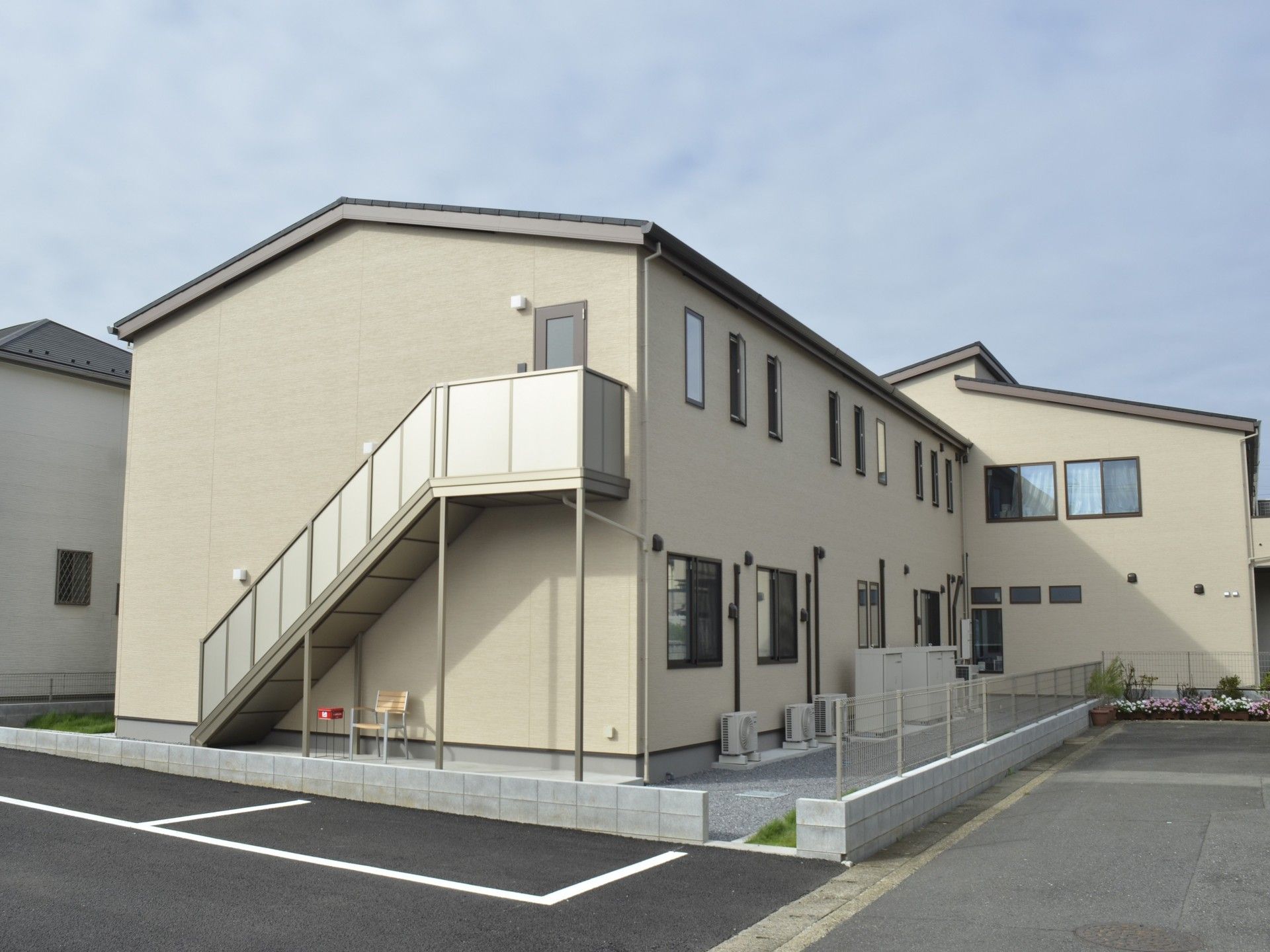バリアフリー設計の建物外観