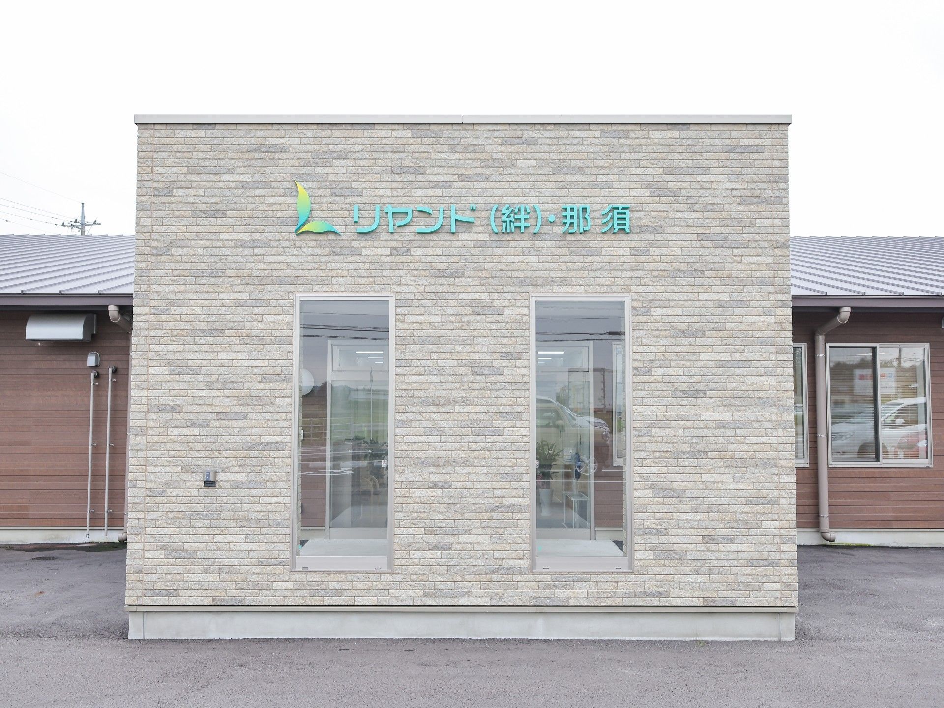 明るい入口の建物正面