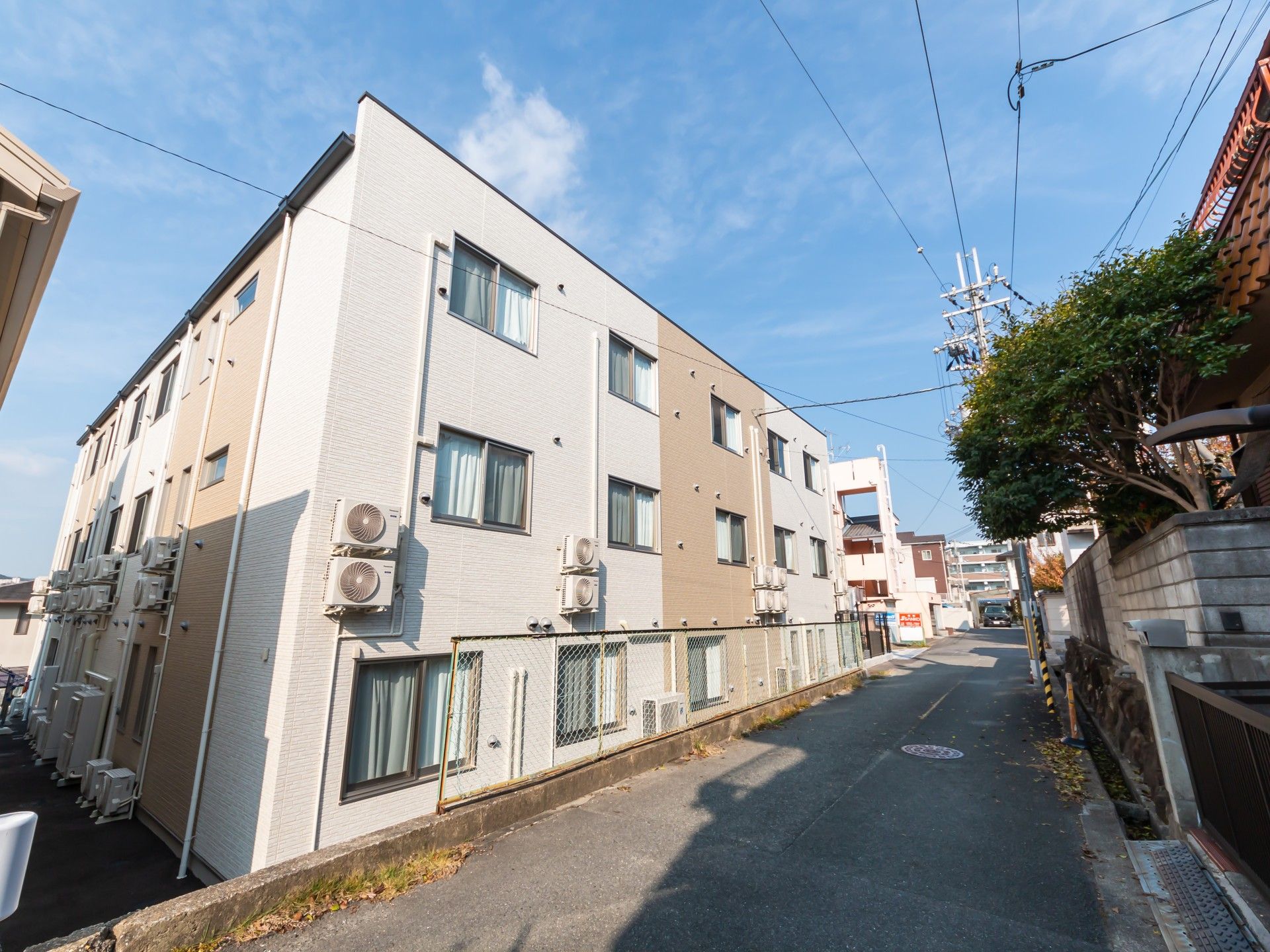静かな住宅街の建物
