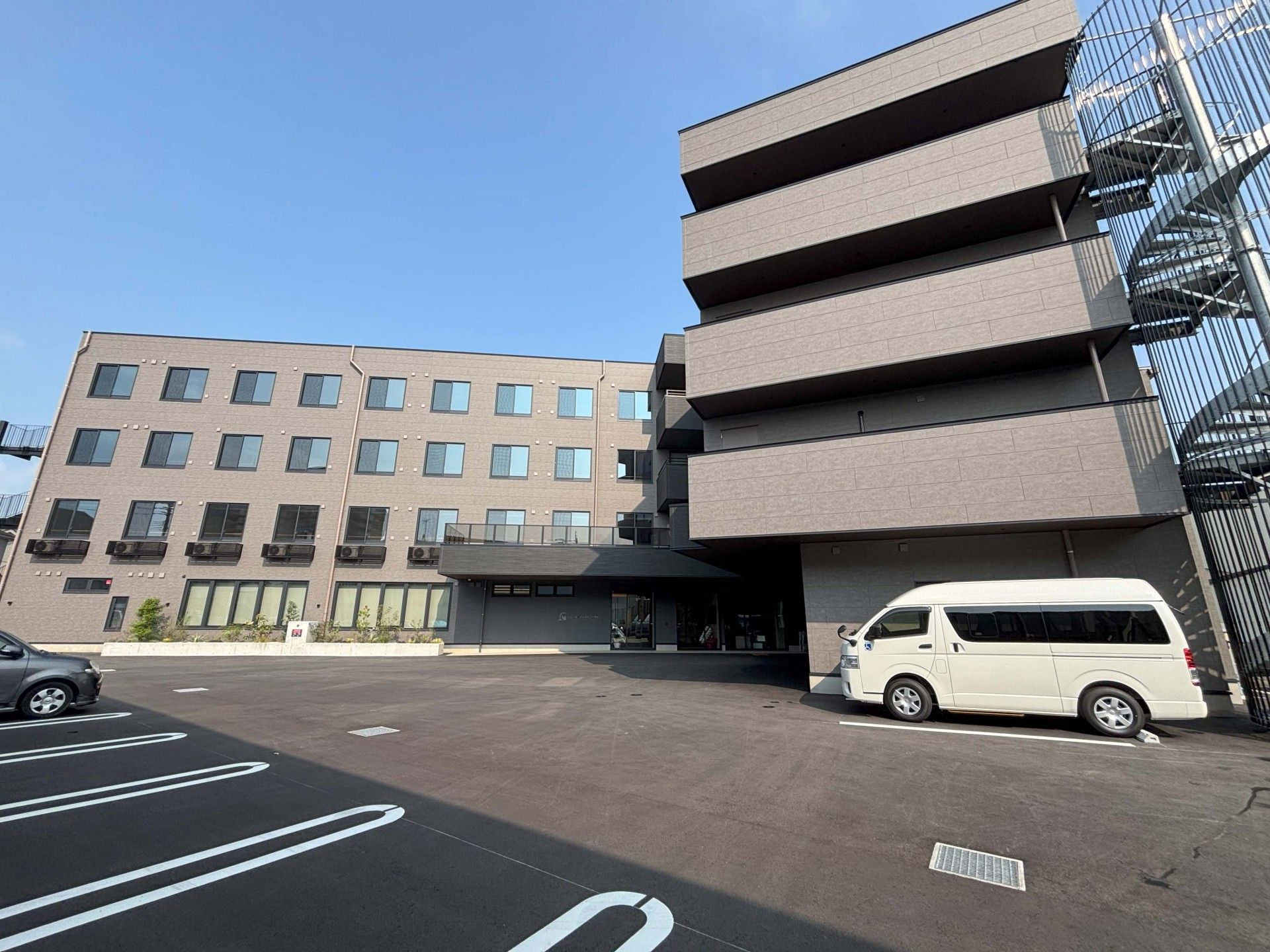 広い駐車場の建物外観