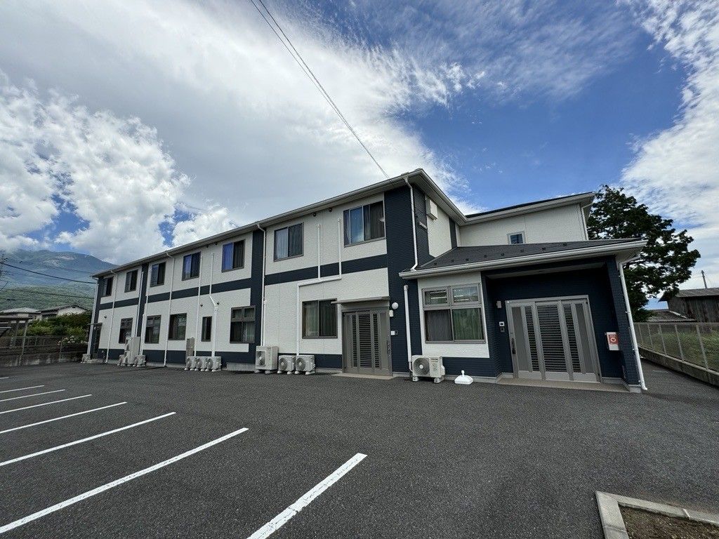 ゆったりとした外観の建物