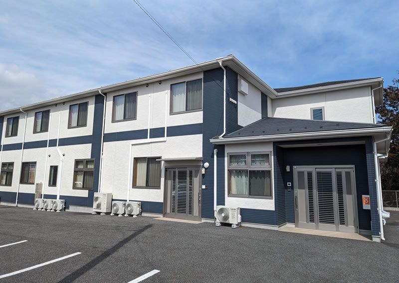 清潔感のある建物正面