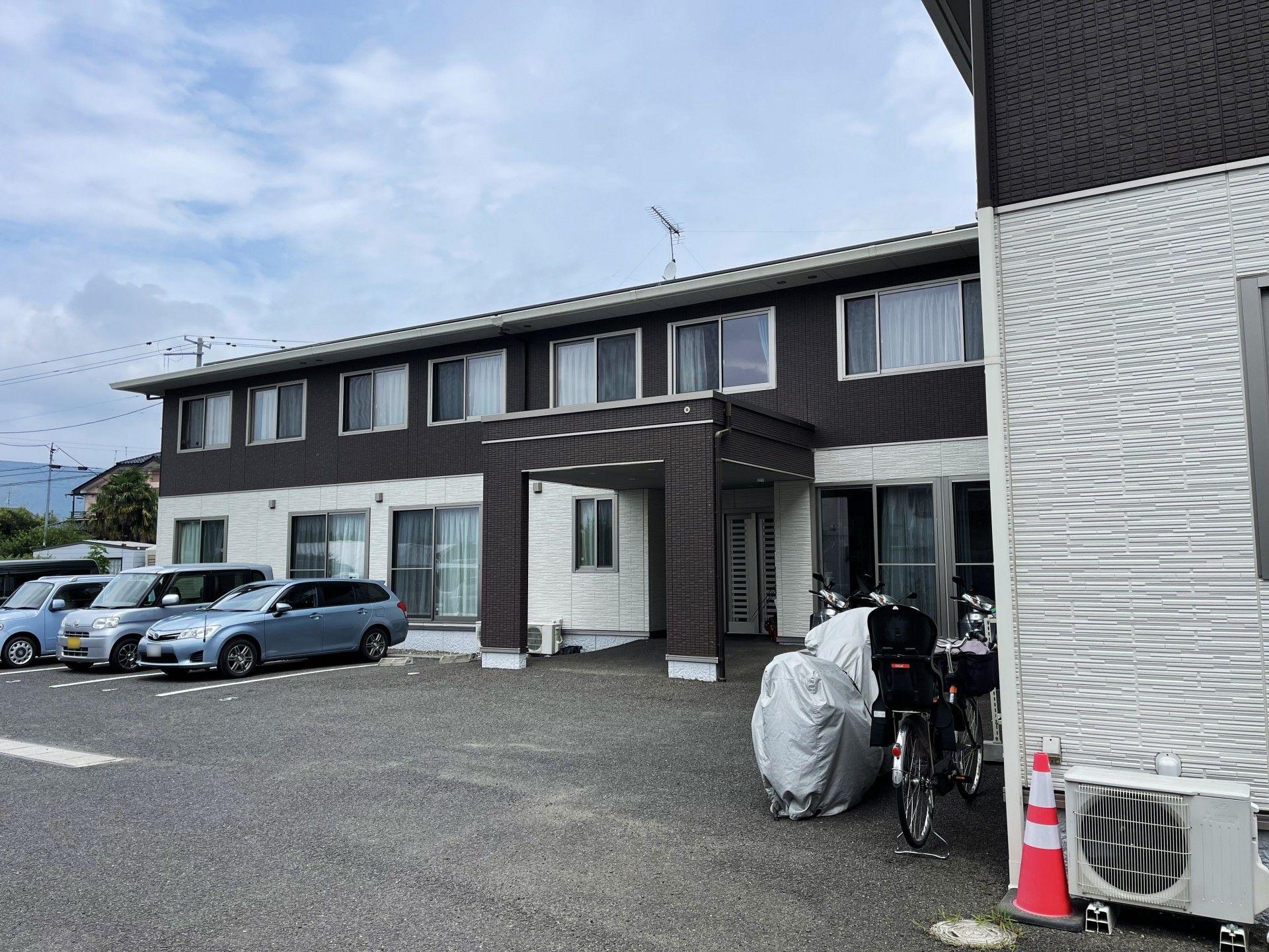 ゆったりとした外観の建物