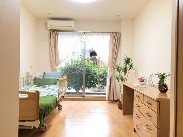 居室の壁沿いには介護用ベッドが設置されている。転落を防止するための柵が付いており、安心して就寝できる。