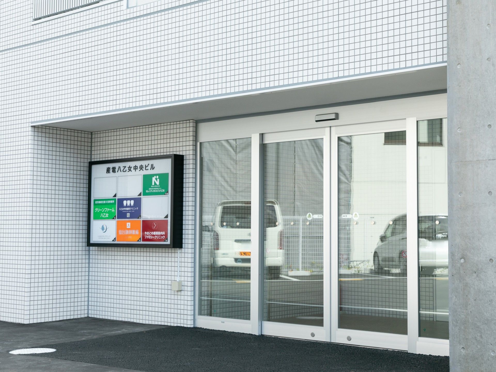 入口の自動ドア施設