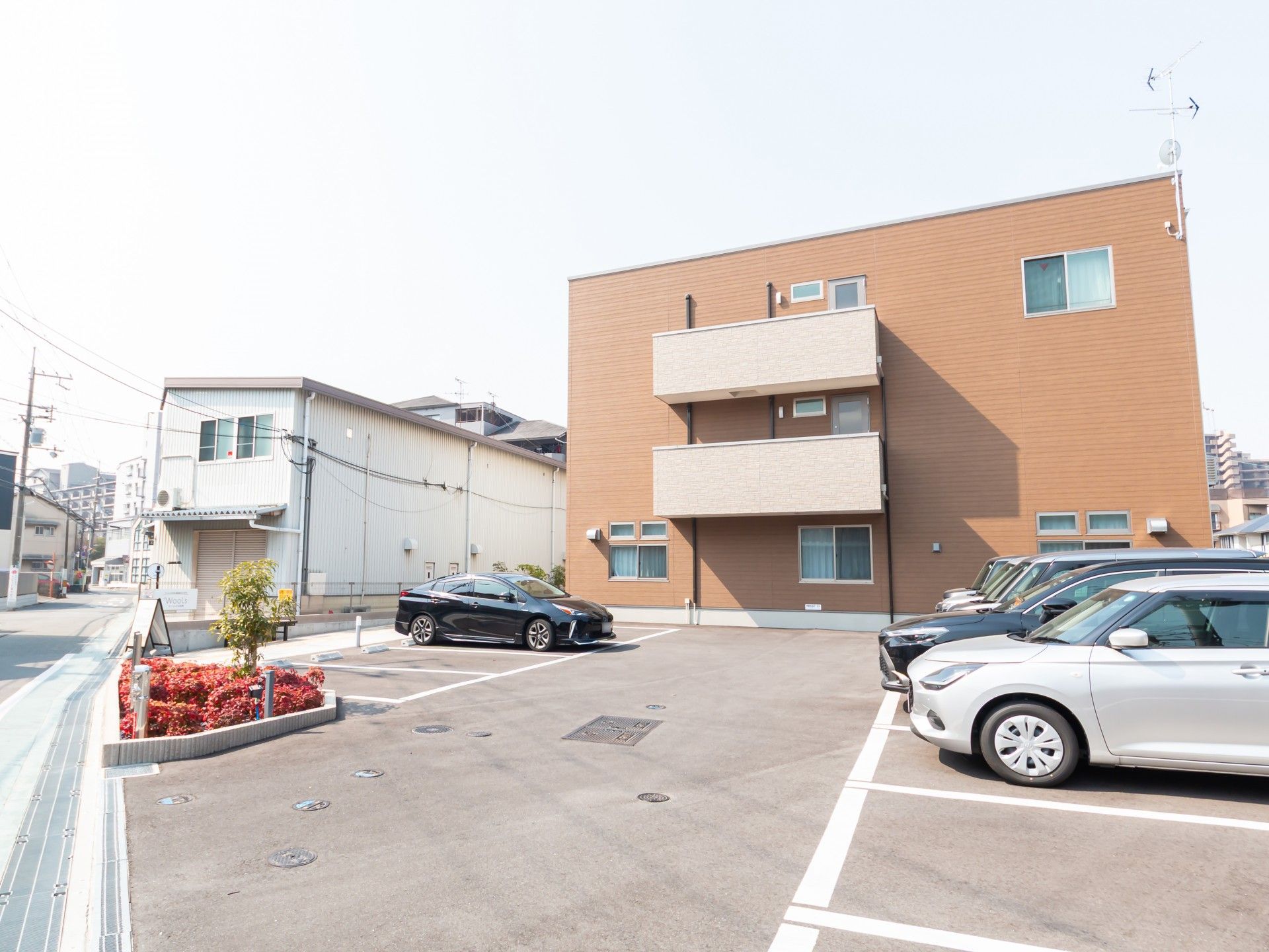 駐車場のある建物外観