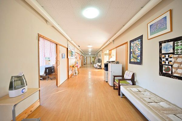 暖かみのある広々とした廊下