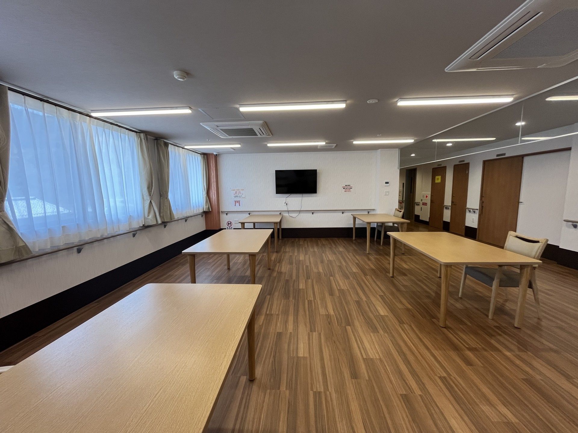広いテーブルのある部屋