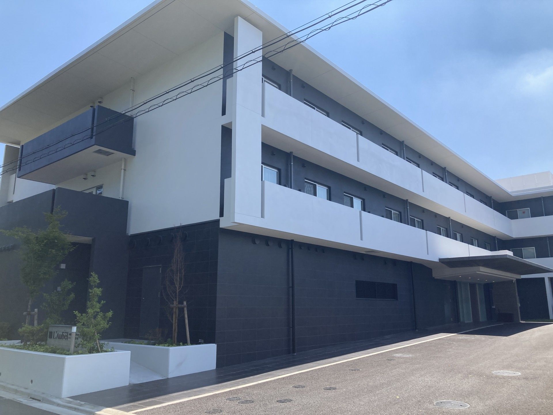 三階建ての建物外観