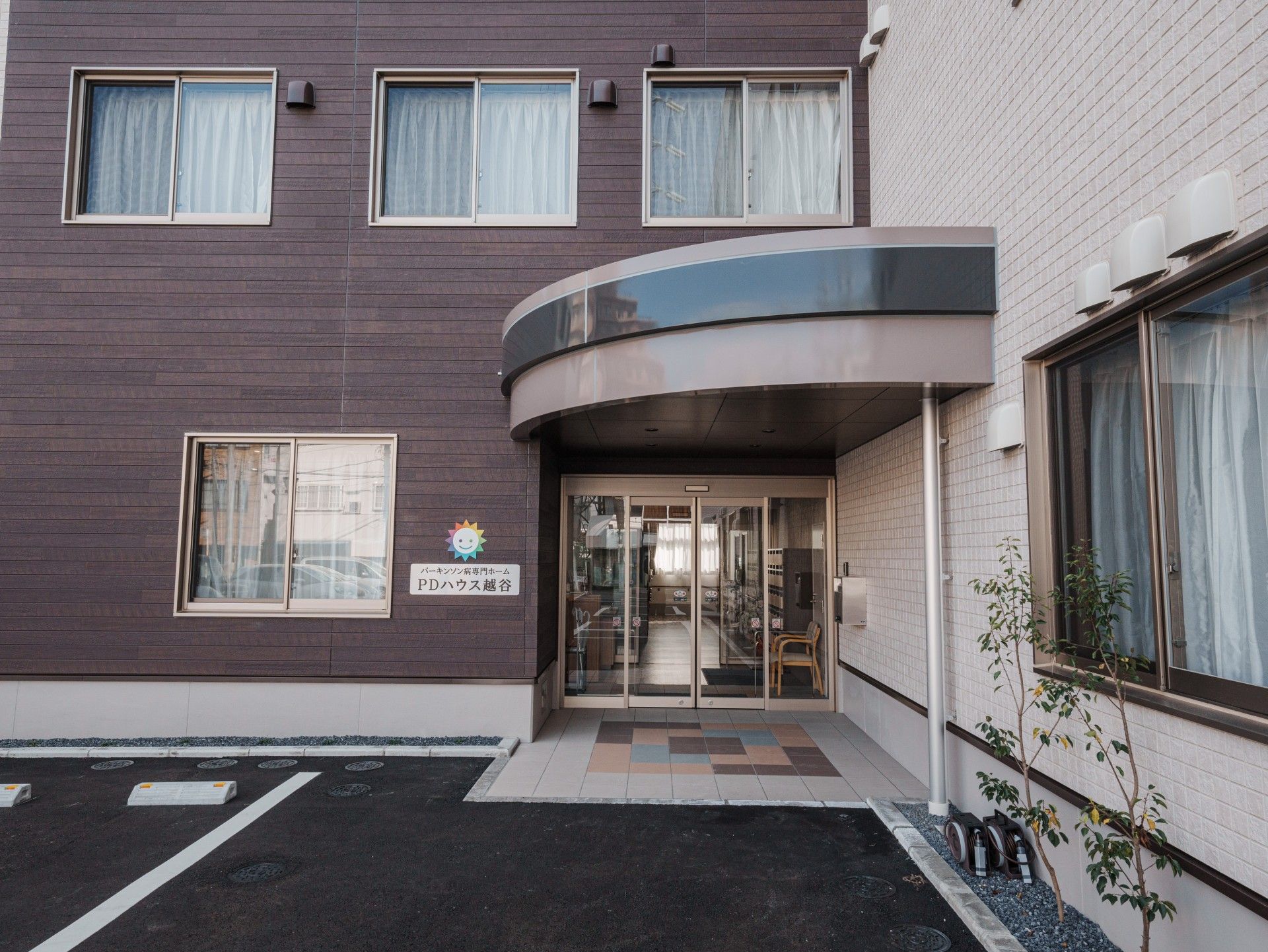 入り口が広々とした建物
