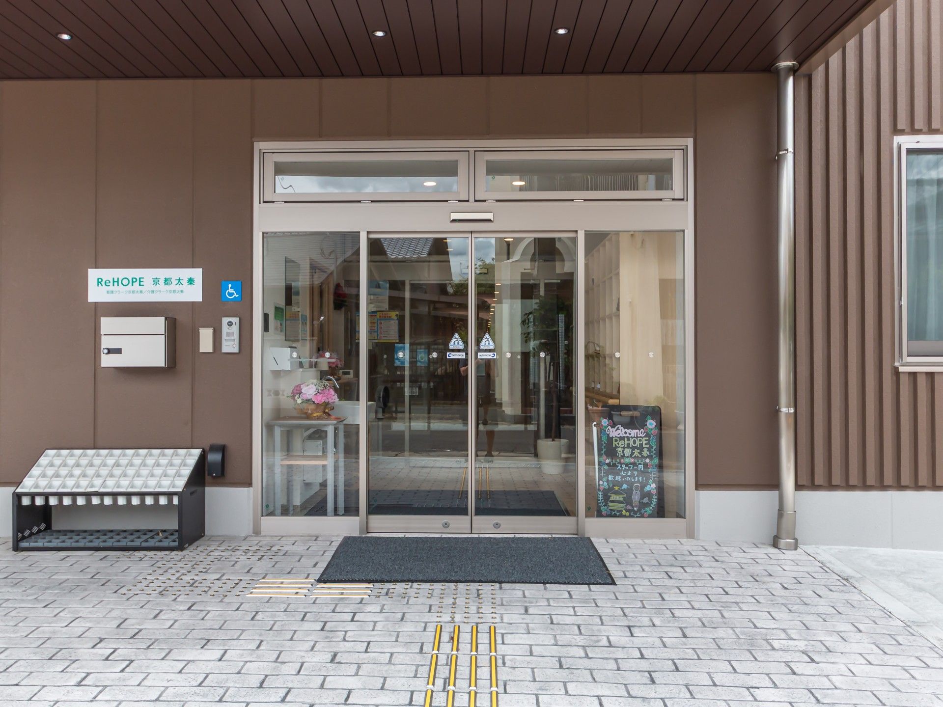 広い入口の玄関