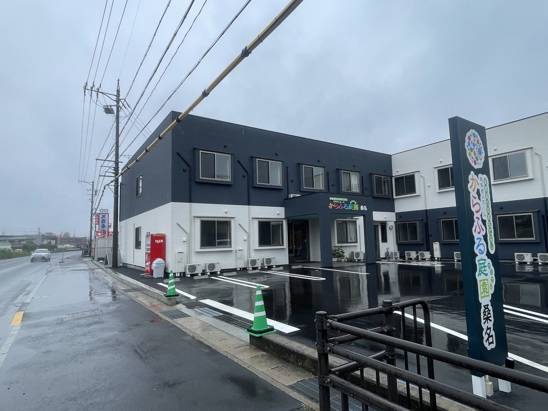 雨の日の建物外観