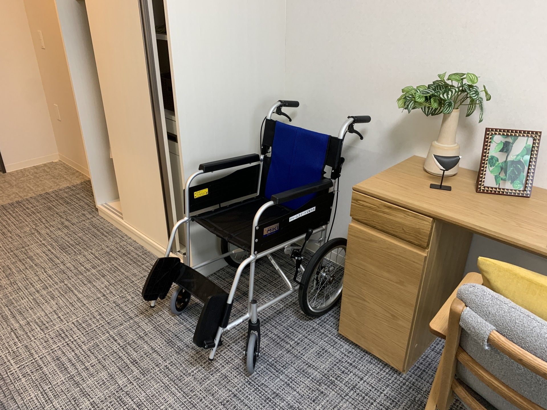 車椅子とリビング家具