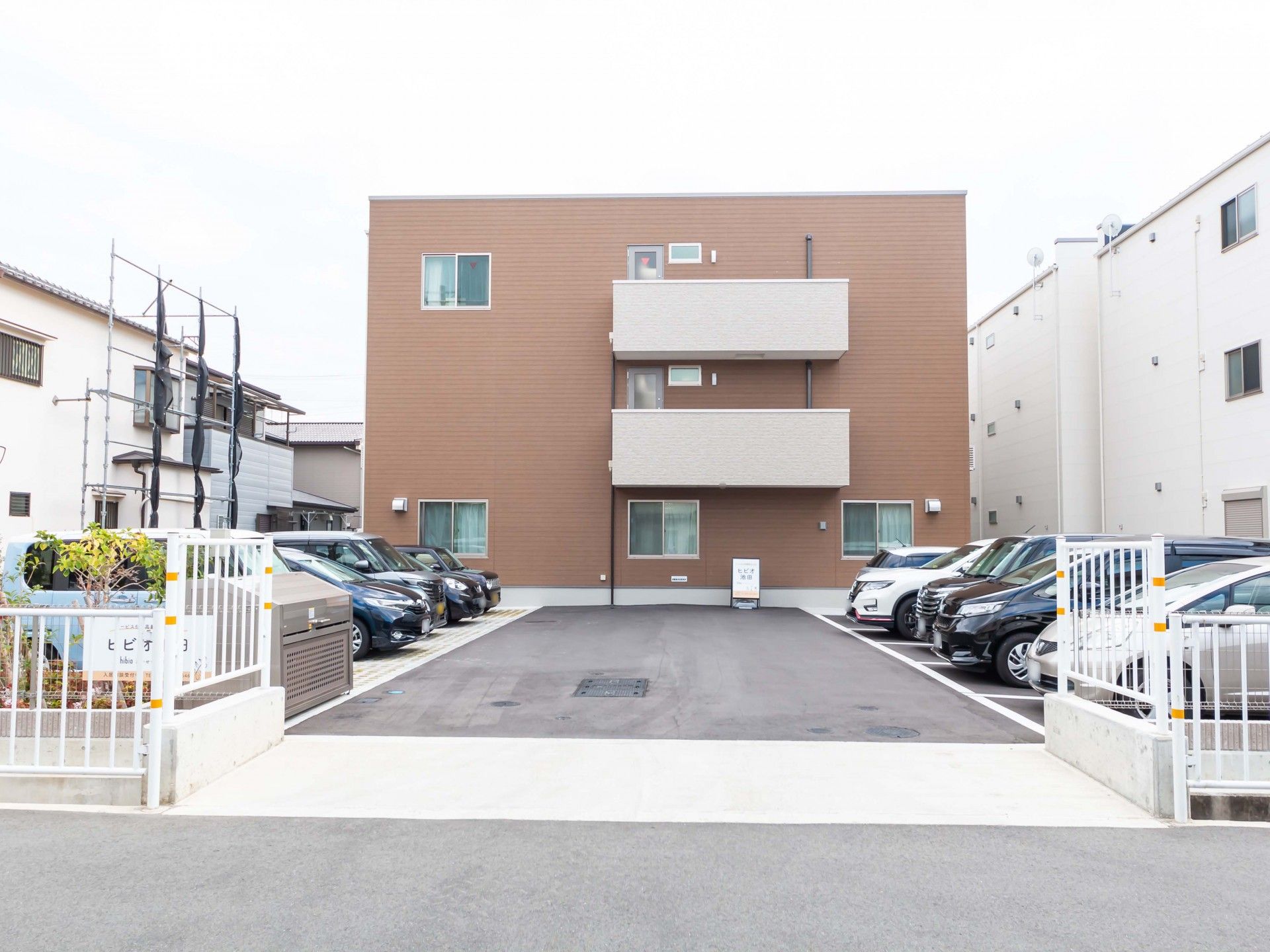 清潔感のある建物正面