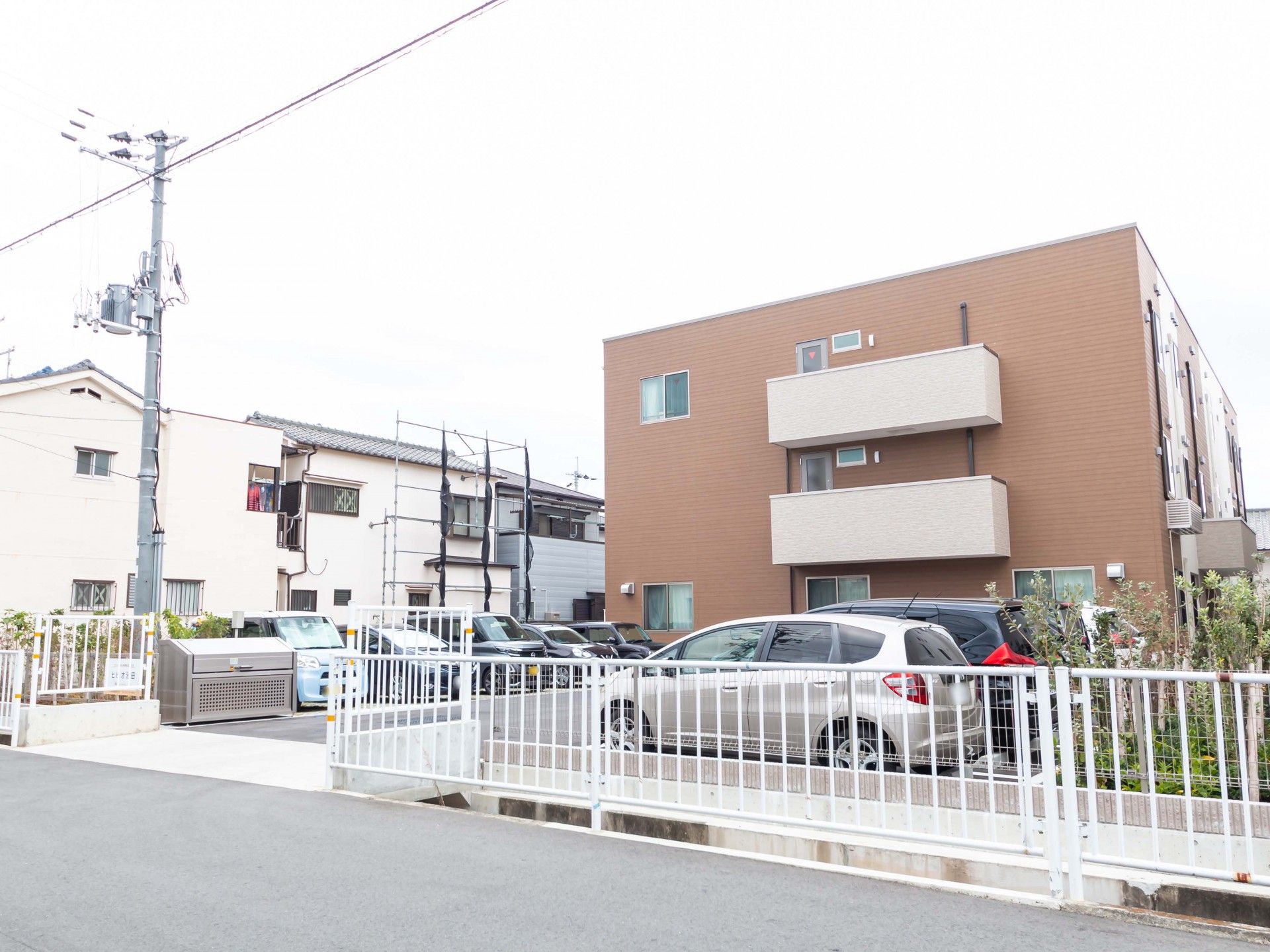 茶色の建物の外観