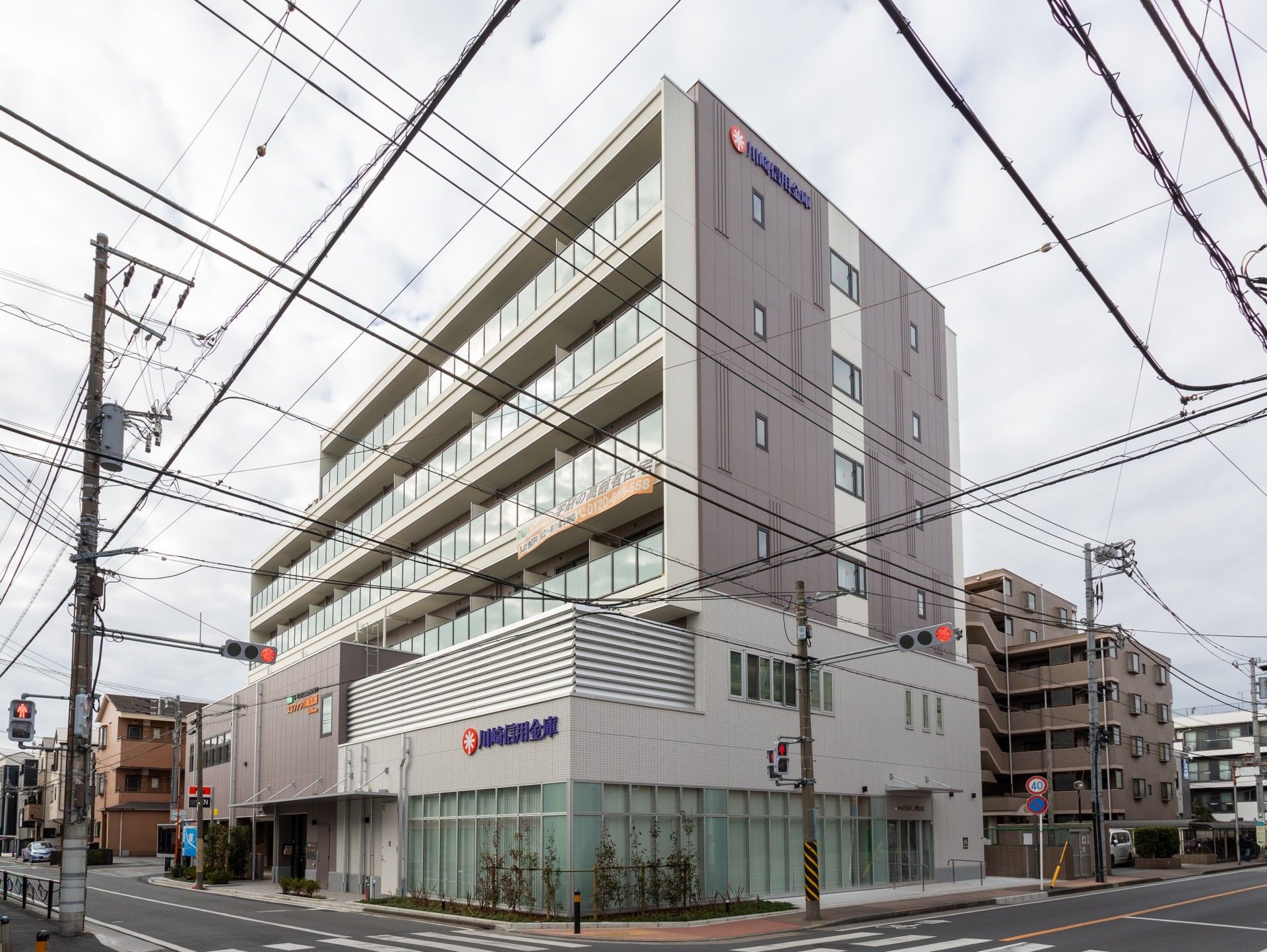 交差点に面した建物