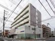 交差点に面した建物