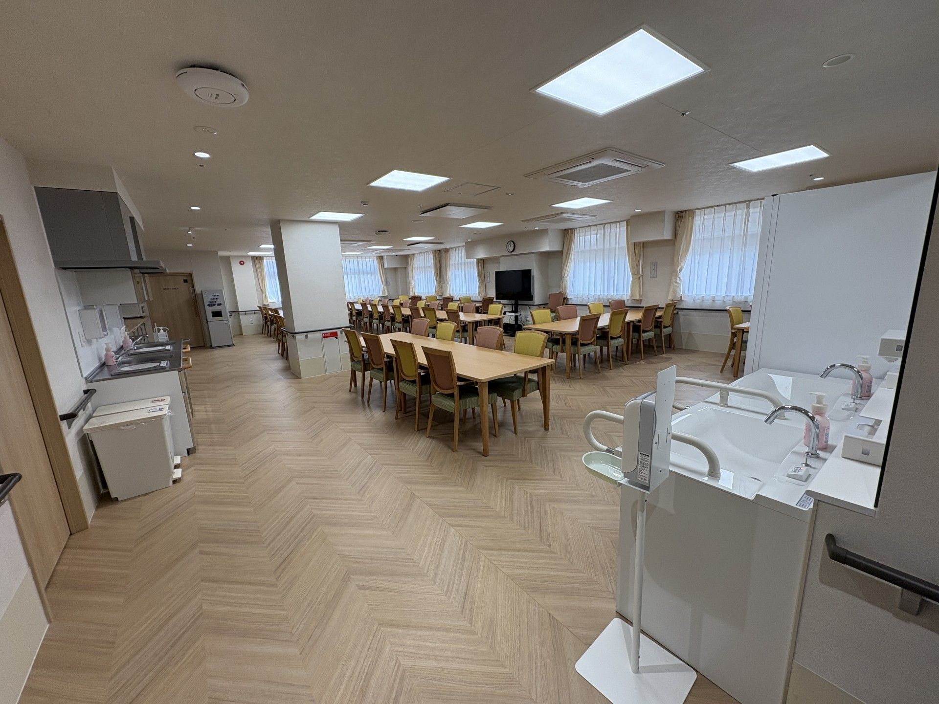 広い食堂と手洗い場