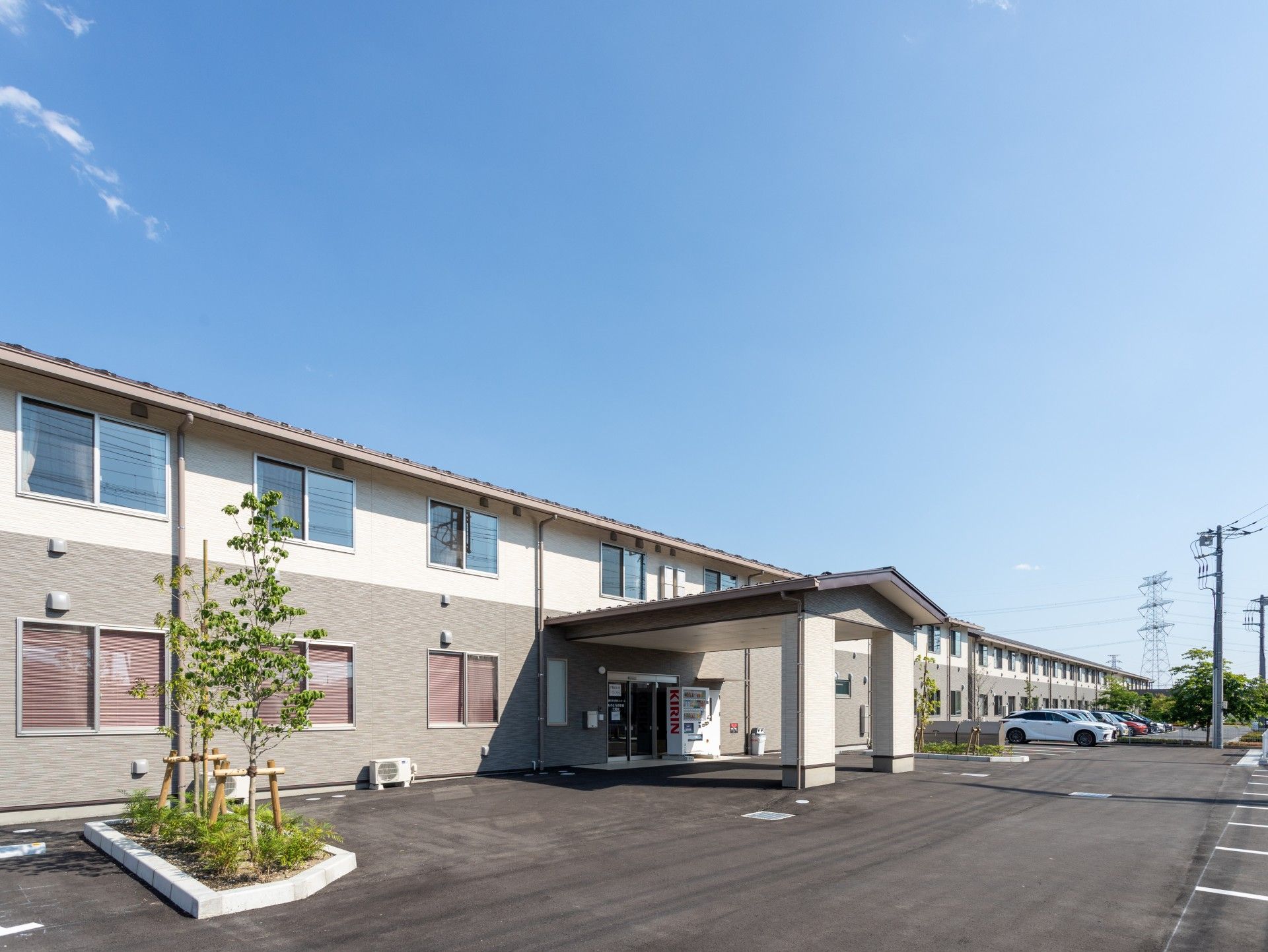 広い駐車場の建物外観