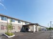 広い駐車場の建物外観