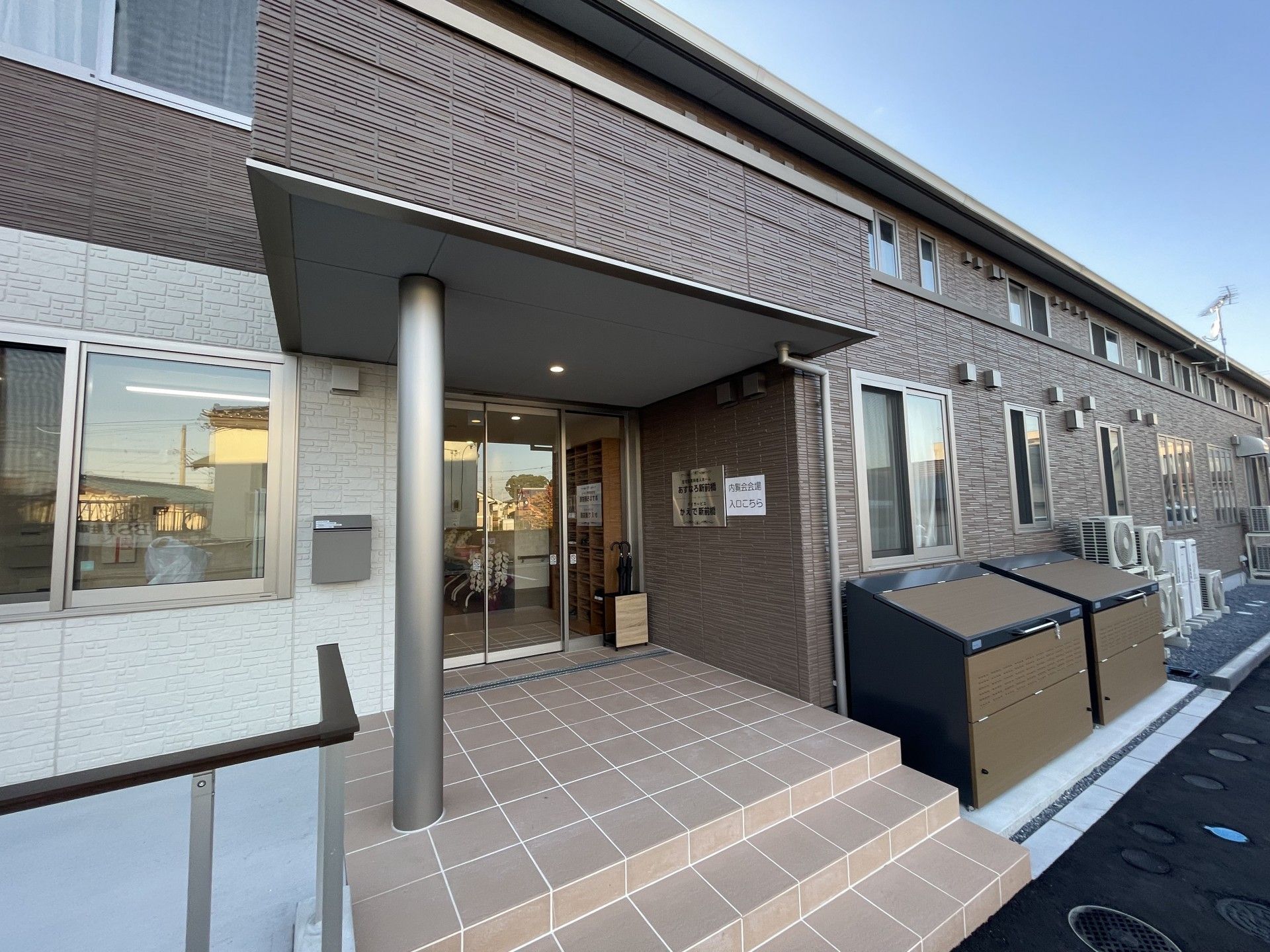 入り口が広々とした建物