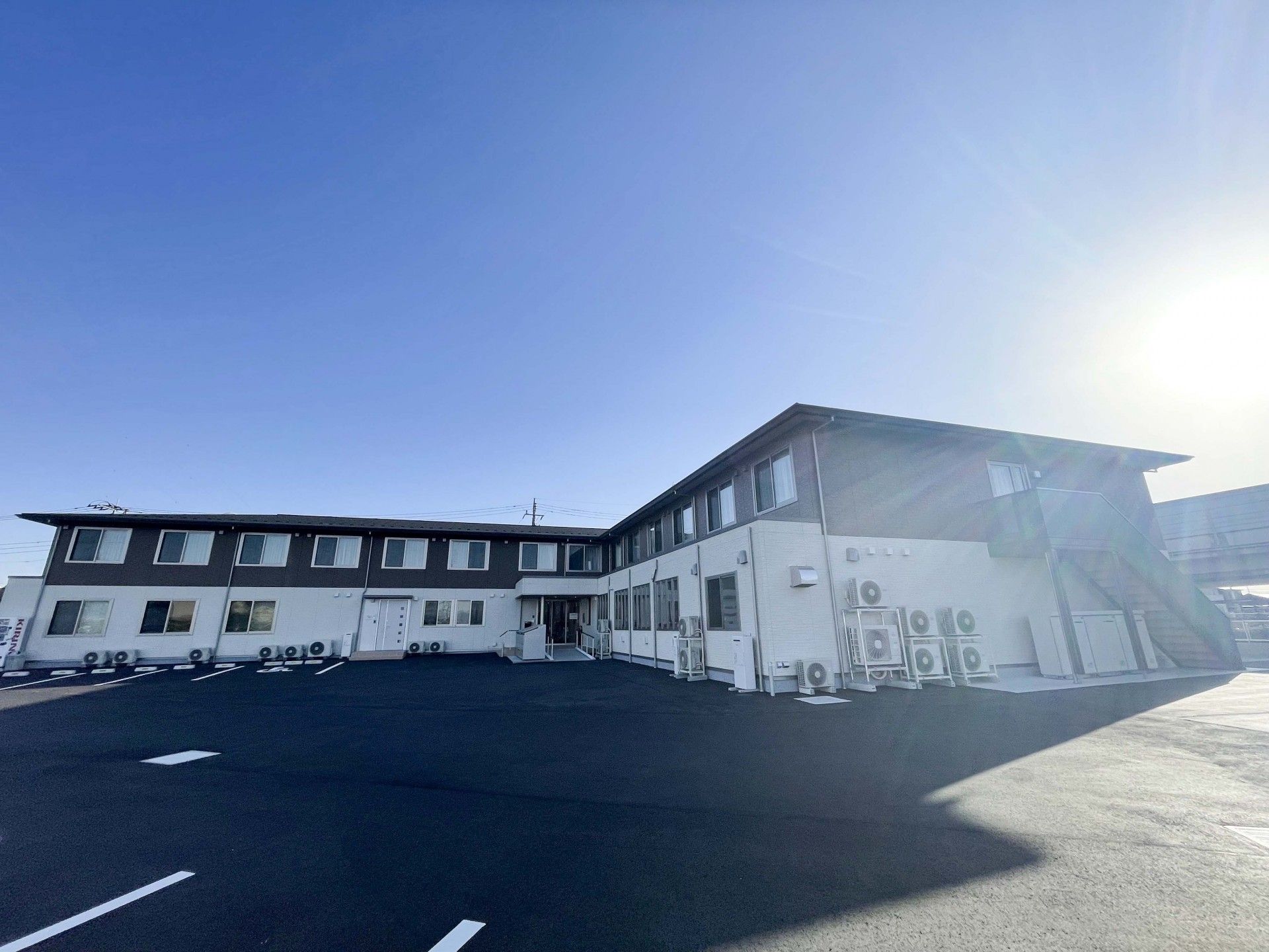 広い駐車場のある建物