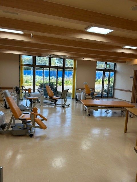 リハビリ用具が並ぶ部屋