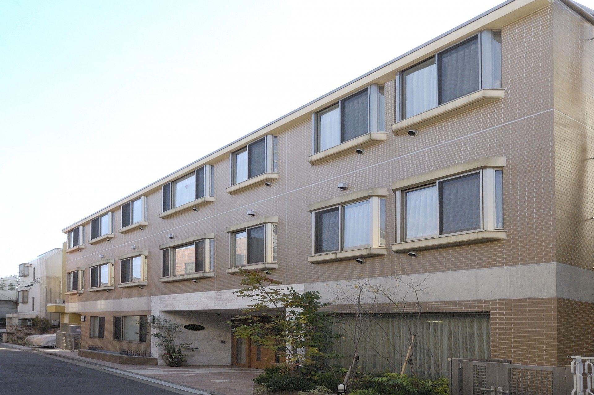 ゆったりとした外観の建物