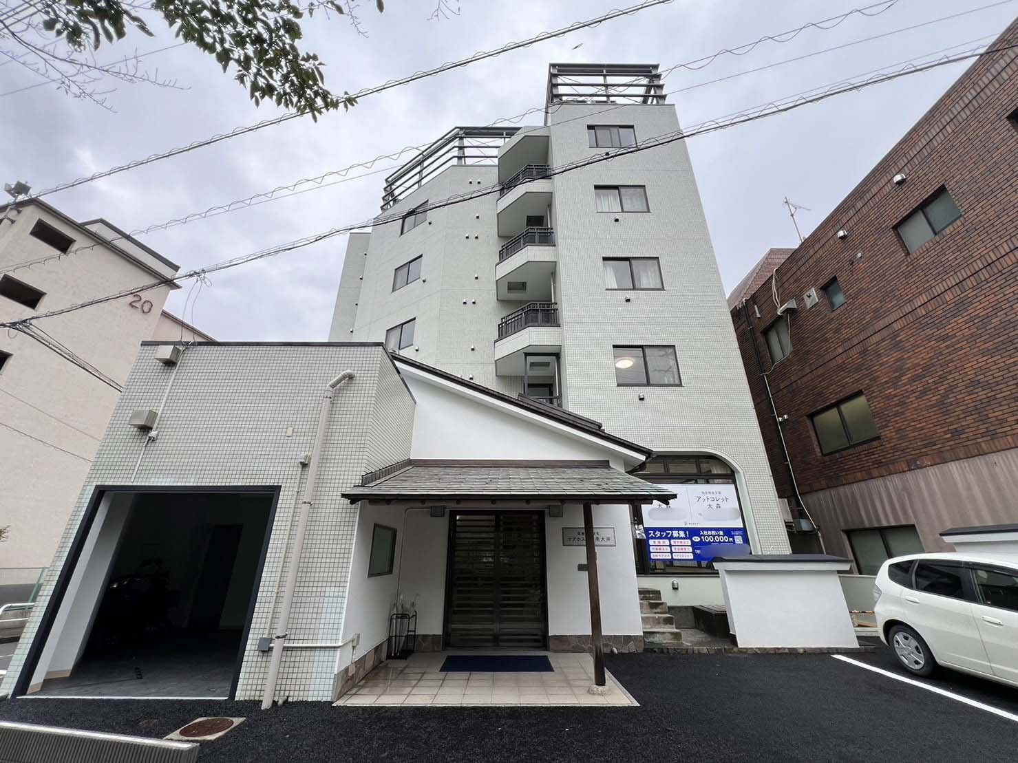 白とグレーの建物エントランス