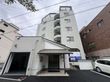 白とグレーの建物エントランス