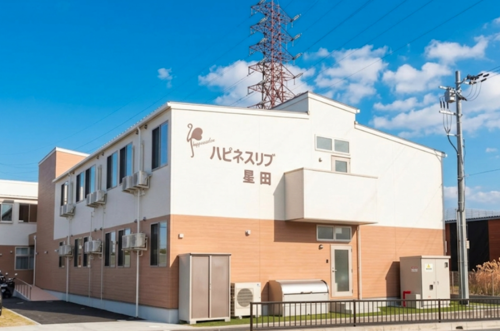 青空の下の建物外観