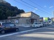 建物の外観と駐車場