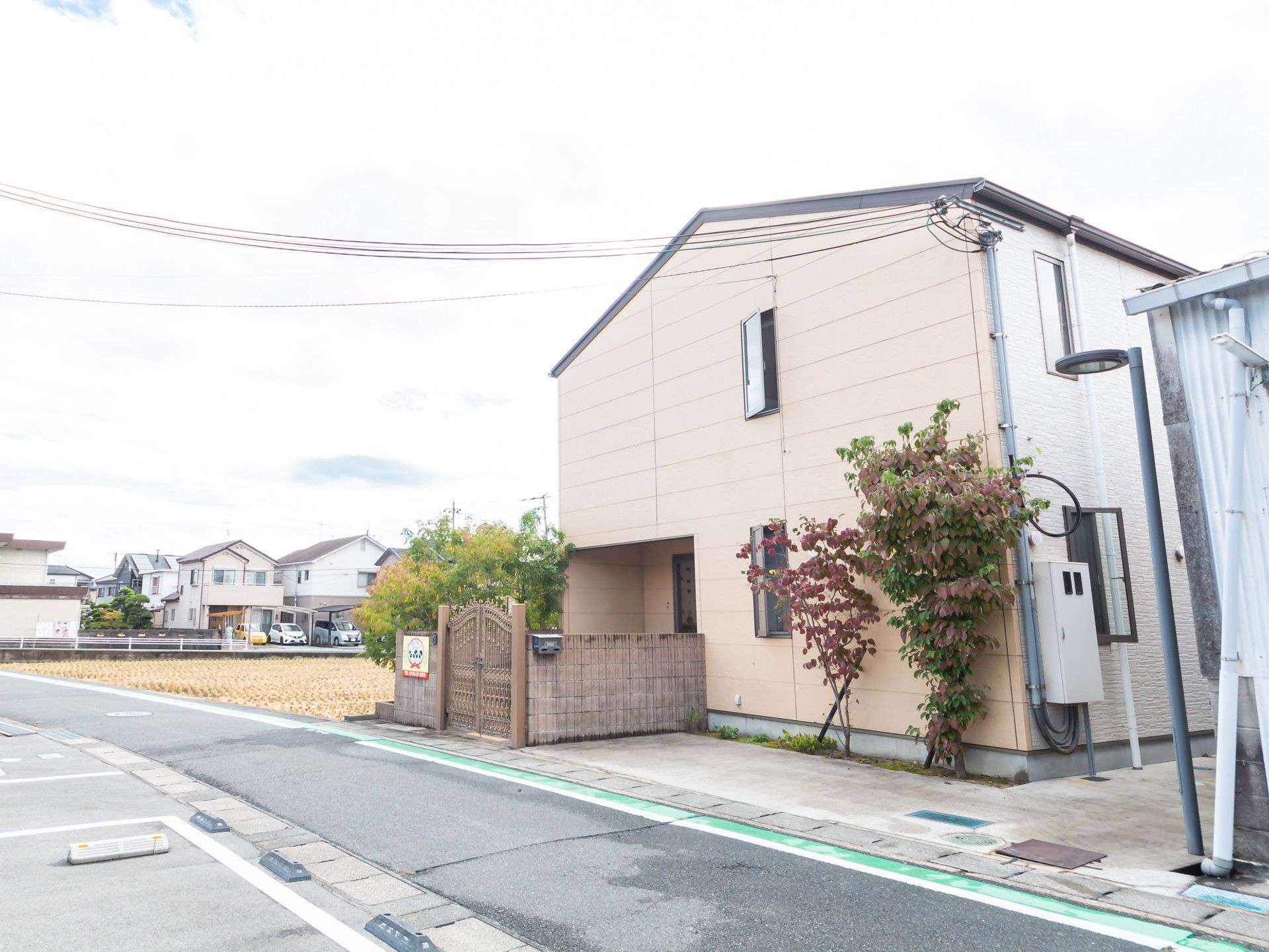 ゆったりとした外観の建物