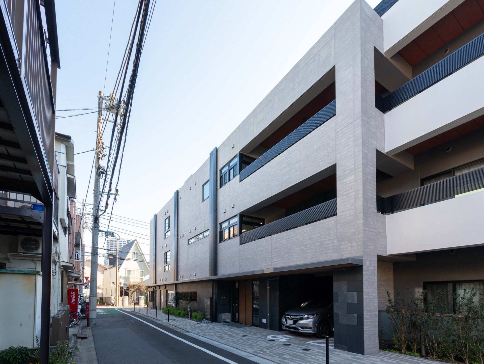 静かな通り沿いの建物