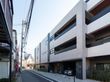 静かな通り沿いの建物