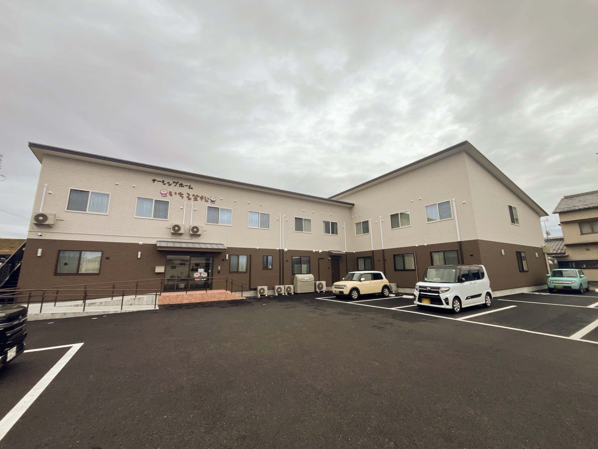 駐車場のある建物外観